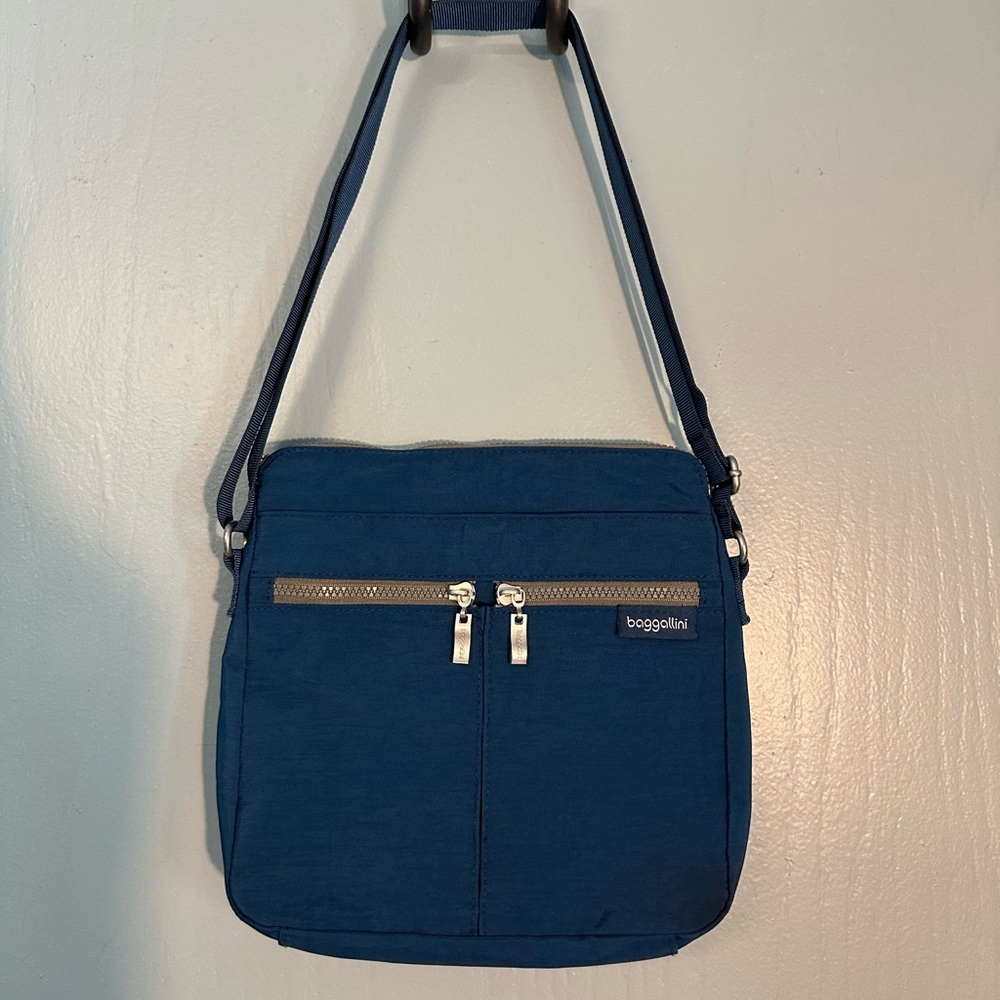 Baggallini blue crossbody bag, EUC